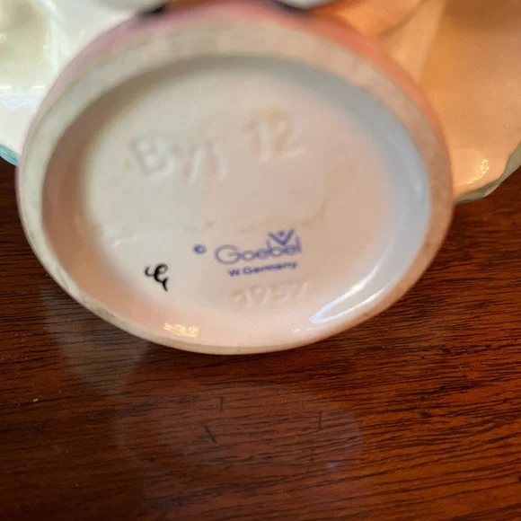 Goebel Charlot Byj 12 Sitting Pretty Girl With Bouquet Figurine 1957 - Picture 12 of 12